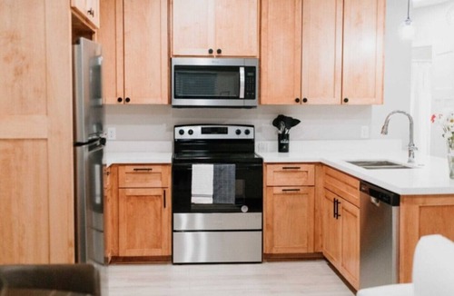 Council Bluffs House | 2 Beds + Washer/Dryer | Modern Flat