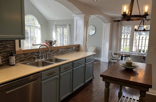 Como House | 2 blk. walk to Como beach, 7m to downtown LG, game room, hot tub, paddle boards!