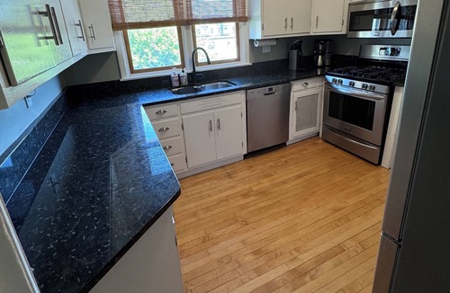 Oak Park House | 2-BR central Oak Park flat+near FLW homes+near trains to Chicago+pets ok+parking
