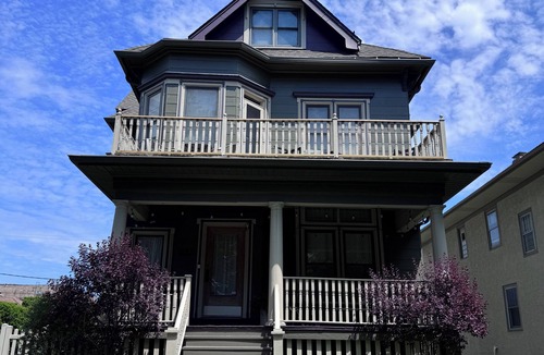 Oak Park House | 2-BR central Oak Park flat+near FLW homes+near trains to Chicago+pets ok+parking