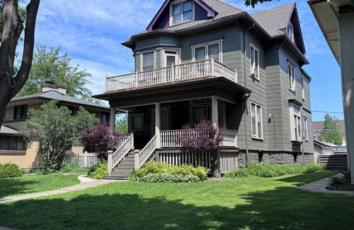 Oak Park House | 2-BR central Oak Park flat+near FLW homes+near trains to Chicago+pets ok+parking
