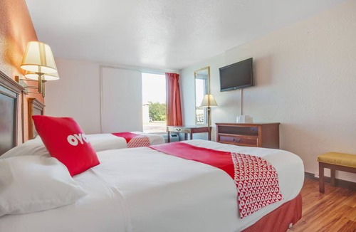 Muskegon Heights Hotel | 2 Inviting and Pet-Friendly Rooms Close to Muskegon’s Exciting Parks