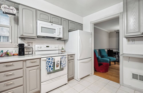 Elmhurst House | 2 King Bdrms 1 Queen Bdrm! 20 minutes to O'Hare Airport. Parks and shopping!