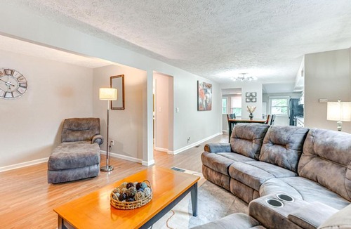 Lansing Apartment | ~ 2 Mi to Downtown: Bright Apt in Lansing!