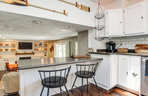 Oshkosh House | 2 Mi to Dtwn: Canal-Front W/Deck, Dock, Kayak