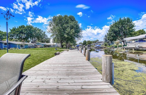 Oshkosh House | 2 Mi to Dtwn: Canal-Front W/Deck, Dock, Kayak