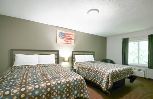 Glenwood Hotel | 2 Queen Beds near Keg Creek Brewing | Near Hwy 34 | Ideal for Friends & Group