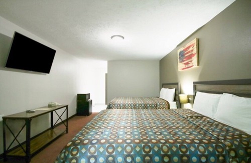 Glenwood Hotel | 2 Queen Beds near Keg Creek Brewing | Near Hwy 34 | Ideal for Friends & Group
