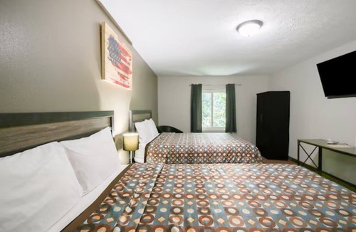 Glenwood Hotel | 2 Queen Beds near Keg Creek Brewing | Near Hwy 34 | Ideal for Friends & Group