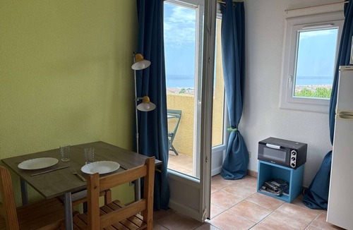 Saint-Pierre-la-Mer Apartment | 2-room apartment with balcony - 800m from the beach and private parking