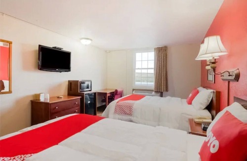 Morton Hotel | 2 Rooms Perfect for Group Stays! Off I-74 in Morton Near Dining Sites