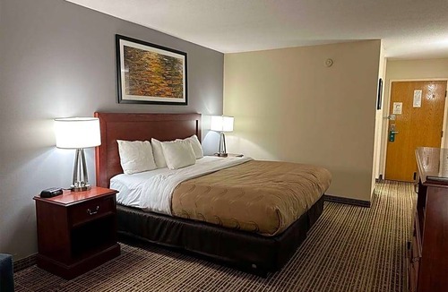 Roseland Hotel | 2-Star Hotel ∙ Baymont by Wyndham South Bend Near Notre Dame