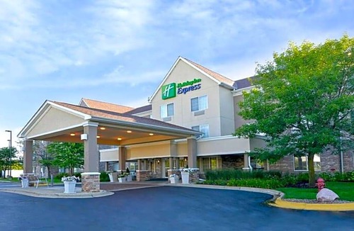 Riverwoods Hotel | 2-Star Hotel ∙ Holiday Inn Express Hotel & Suites Chicago-Deerfield/Lincolnshire, an IHG Hotel