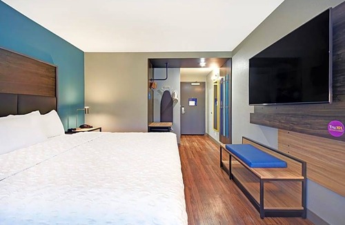East Paris Hotel | 2-Star Hotel ∙ Tru By Hilton Grand Rapids Airport