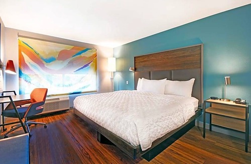 East Paris Hotel | 2-Star Hotel ∙ Tru By Hilton Grand Rapids Airport