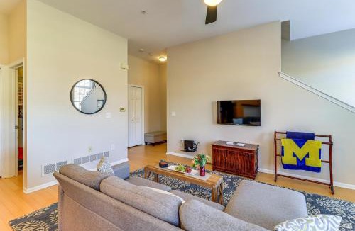 Northville House | 25 Mi to Detroit: Townhome w/Smart TV!