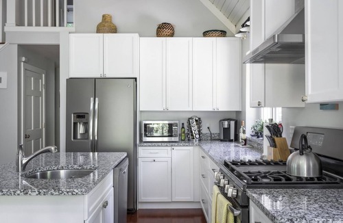 Cedar House | '26 Flexible Summer & Fall-BOOK NOW! - Central Location - clean & modern rental!
