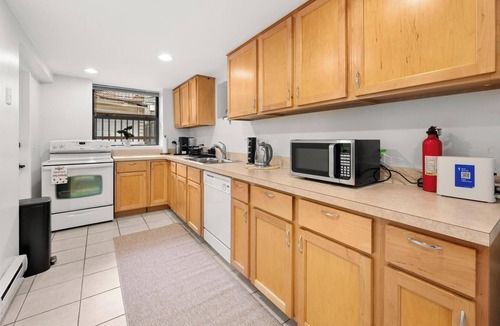 Lakeview Apartment | 2BR Garden Suite in Lakeview | Walk to Wrigley