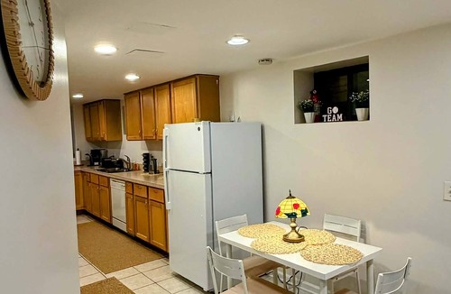 Lakeview Apartment | 2BR Garden Suite in Lakeview | Walk to Wrigley