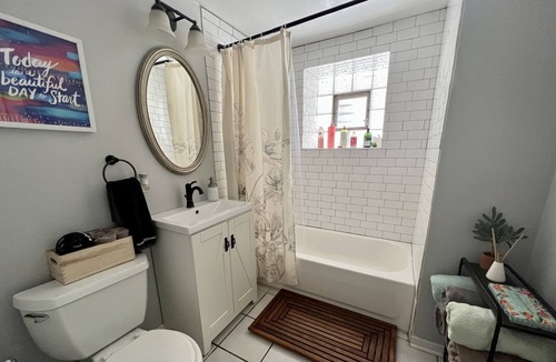 Uptown Apartment | 2BR in Andersonville-Walk to train, beach, shops and restaurants!