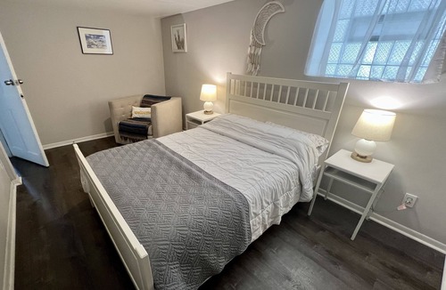 Uptown Apartment | 2BR in Andersonville-Walk to train, beach, shops and restaurants!