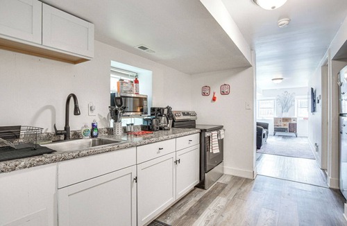 Woodlawn Apartment | 2MI to Obama Center - Pet-Friendly near UOC!