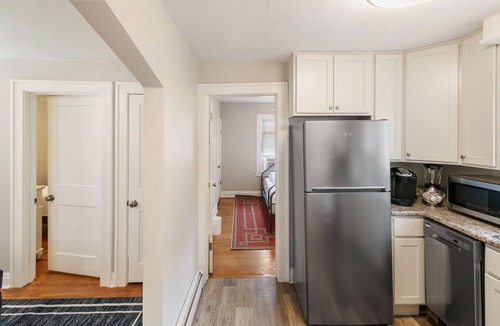 Highwood House | 3 Bed Home in DT Highwood - 2 stops to Navy Base!
