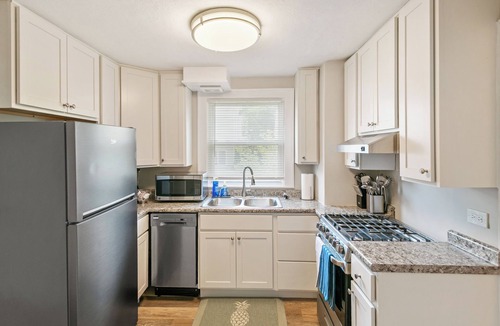Highwood House | 3 Bed Home in DT Highwood - Steps to Train Station!