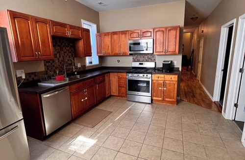 Roseland Apartment | 3-bedroom apartment in adorable Chicago with AC for your stay