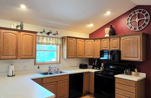 Decorah House | 3-bedroom house in Decorah: Sleeps 12, hot tub, close to river and bike trails