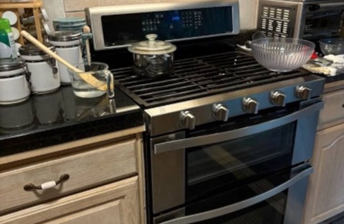 Fox Valley House | 3-bedroom house in pleasant Aurora with cool AC and comfort