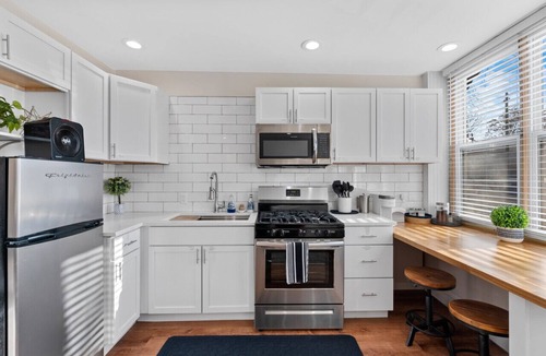 Fifth Ward House | 3 BR House + Front Studio Unit w/2 Car Garage - Sleeps 12 in Walker's Point!