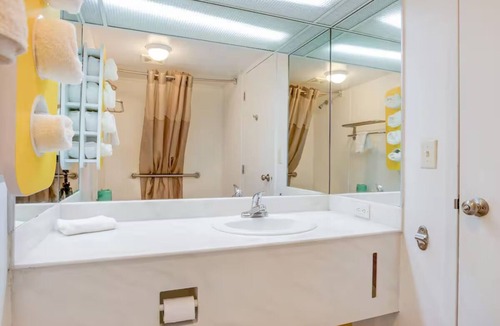 Muskegon Heights Hotel | 3 Convenient and Budget-Friendly Rooms | Muskegon County Airport - 4.4mi away