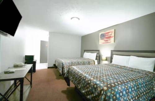 Glenwood Hotel | 3 Lodgings Queen Stay near Near Hwy 34 | Easy Commute | Free Parking