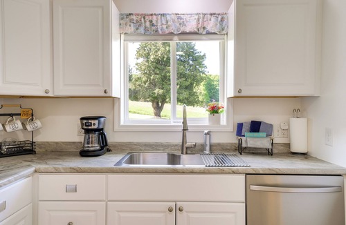Central Lake Cottage | 3 Mi to Lake Michigan: ‘The Country Cottage’