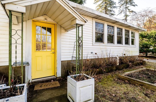 Lakeside Cottage | (3 Nt Min!) Lakeside Cottage Short Walk To Association Beach!