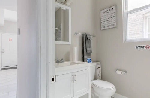 Woodlawn Apartment | 3bd 1bth | 1 mi to Univ of Chicago | 16 Min - Dtwn