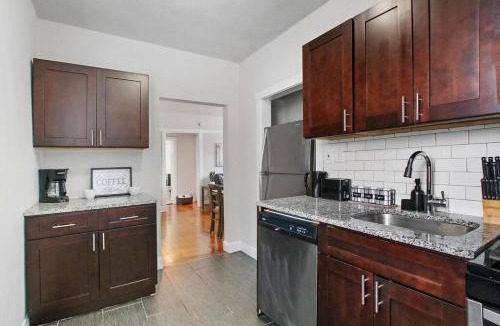 Rogers Park Apartment | 3BR Modern & Stylish Apt in Rogers Park - Lunt 3N