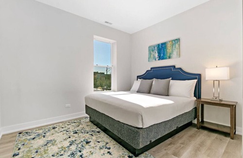 Lincoln Park Apartment | 3BR New and Upscale Apartment with Parking