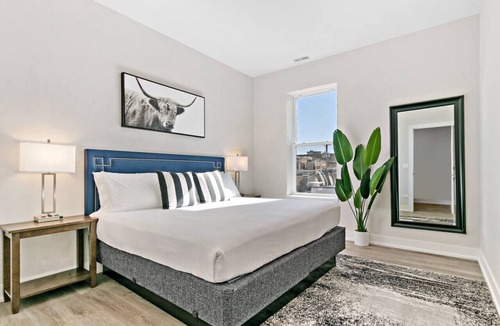 Lincoln Park Apartment | 3BR New and Upscale Apartment with Parking
