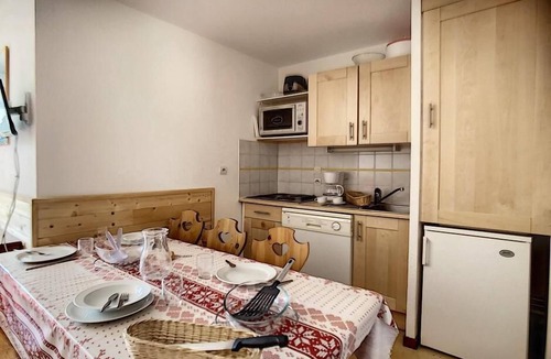 Les Menuires Apartment | 3rd floor, balcony, tv, ski locker, 30m², Les Menuires