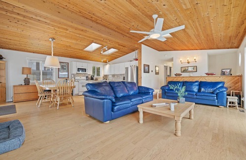 Williams Bay House | 3rd House from the Lake! Ideal Location! Walk to Beach, Pier 290 Gage Marine