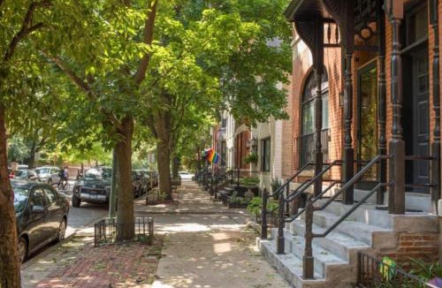Old Town Triangle House | 4 BR Theater Room Gym Walk to Lincoln Park!