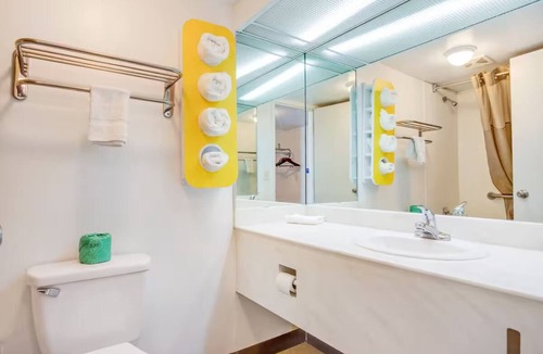 Muskegon Heights Hotel | 4 Clean, Homey Rooms Near Michigan’s Adventure and Dog-Friendly Areas