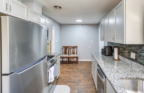 Oak Park House | 4 Mi to Detroit Zoo! Group Retreat w/Private Yard