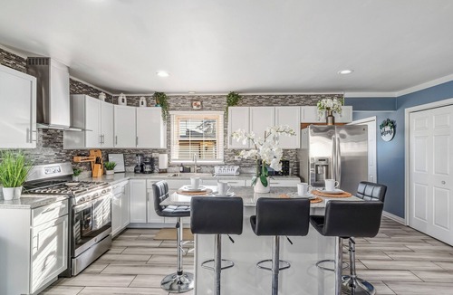 Burbank House | 4BR/1.5BA+Fenced Backyard +Near MDW+One Level