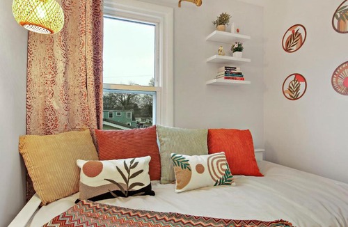 West Chicago House | 4BR Boho Oasis - Kid Haven, Library, Perf Location, Parking