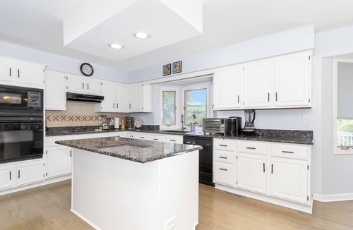 Woodridge House | 4BR Family Retreat, Backyard and Deck Near Naperville & Chicago, Perfect for vac