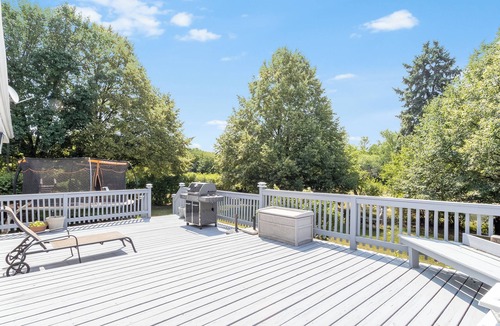Woodridge House | 4BR Family Retreat, Backyard and Deck Near Naperville & Chicago, Perfect for vac