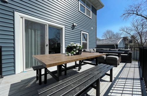 Cedar Falls House | 4BR Modern Family Retreat Closest to UNI, Sleeps 13